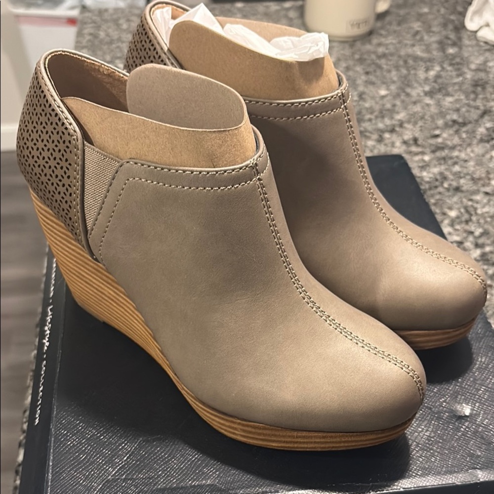 Dr Scholl’s  Tan Wedges with Sleek Design